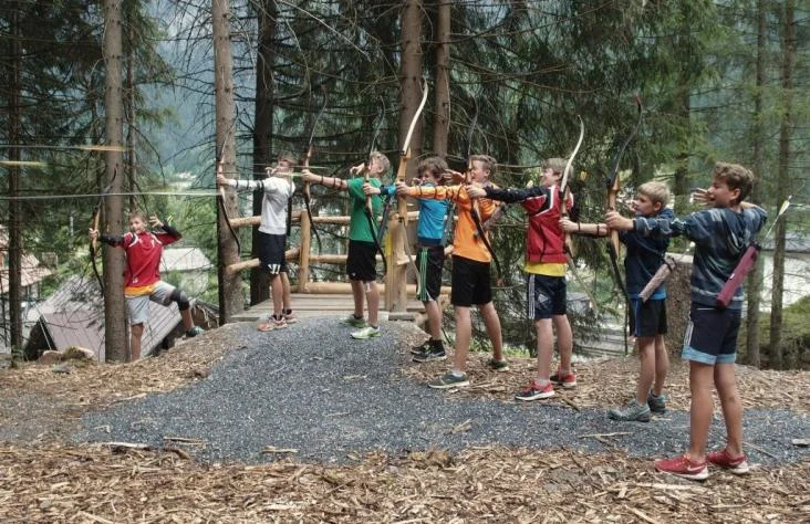 Kinder beim Bogenschießen unter Anleitung
